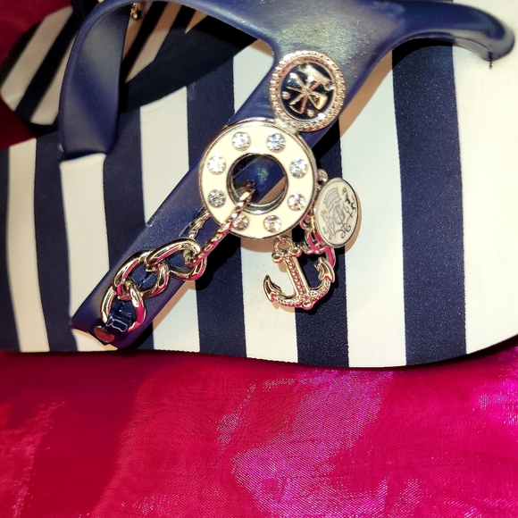 GUESS 6 1/2 STRIPED NEW NAVY WHITE SILVER CHARMS FLIP FLOPS SHOES - Picture 9 of 12